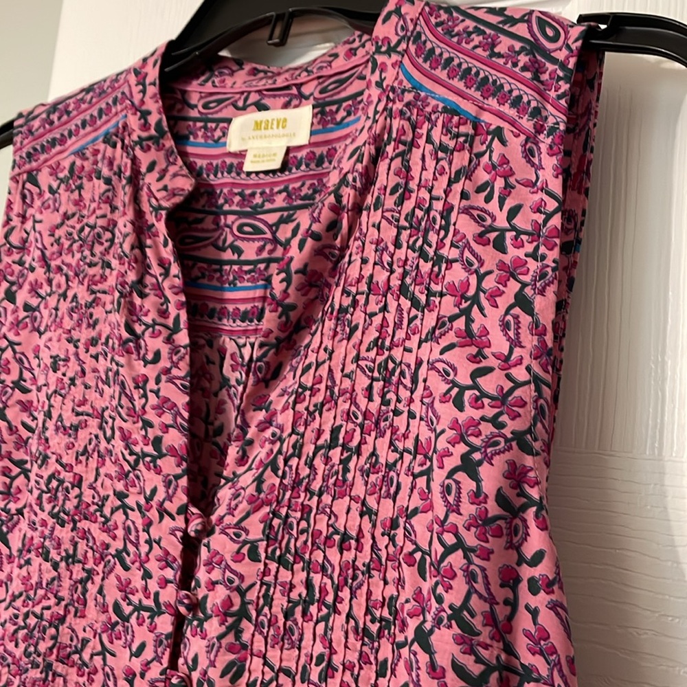 Maeve by Anthropologie beautiful pink sleeveless top with fabric button detail